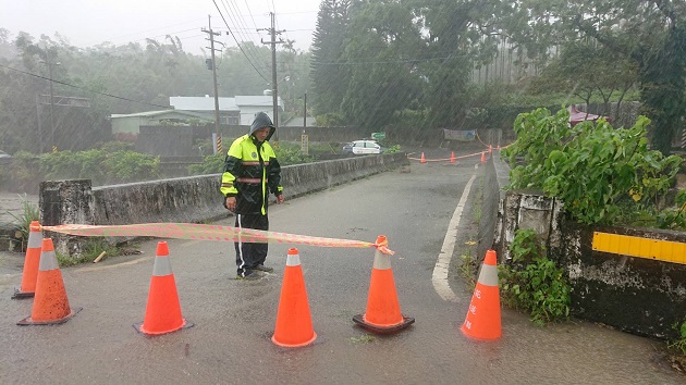 白鹿颱風夾帶大量雨勢侵臺 玉里分局疲於奔命維護交通安全 | 文章內置圖片