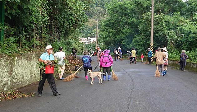 三位地方人士热心公益守护交通要道有功 玉里分局公开表扬致赠感谢状