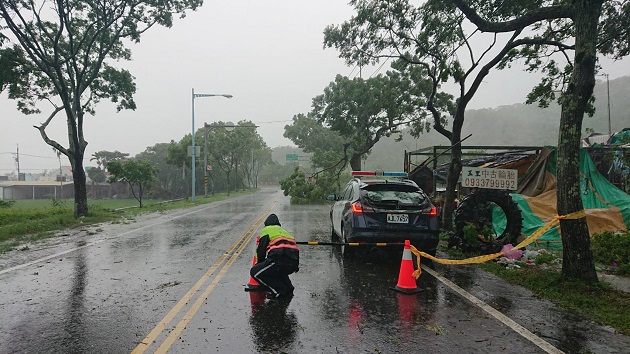 白鹿颱風夾帶大量雨勢侵臺 玉里分局疲於奔命維護交通安全 | 文章內置圖片