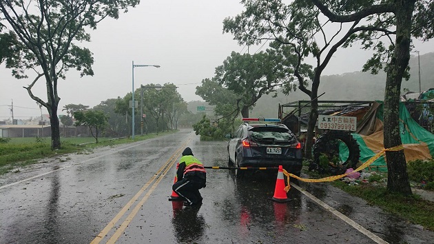 白鹿颱风夹带大量雨势侵臺 玉里分局疲于奔命维护交通安全 | 文章内置图片