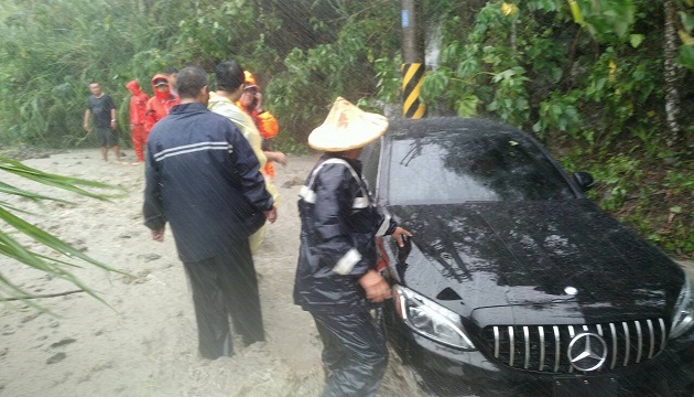 白鹿颱風玉里分局風雨無阻 協助撤離4村13戶31人 全力保障民眾安全
