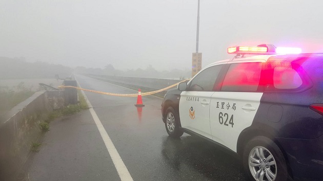 白鹿颱风夹带大量雨势侵臺 玉里分局疲于奔命维护交通安全