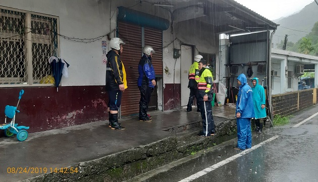 白鹿颱风玉里分局风雨无阻 协助撤离4村13户31人 全力保障民众安全 | 文章内置图片
