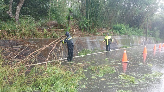 白鹿颱风夹带大量雨势侵臺 玉里分局疲于奔命维护交通安全 | 文章内置图片