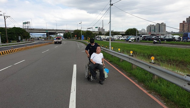 失智翁擅自外出迷途 蘆洲暖警細心助返養護中心