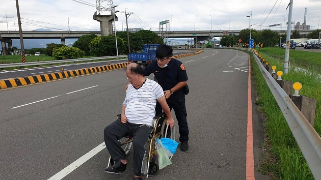 失智翁擅自外出迷途 蘆洲暖警細心助返養護中心 | 文章內置圖片