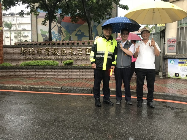 暑假結束開學日 三峽警分局長親自守護學童上、下學安全 | 文章內置圖片