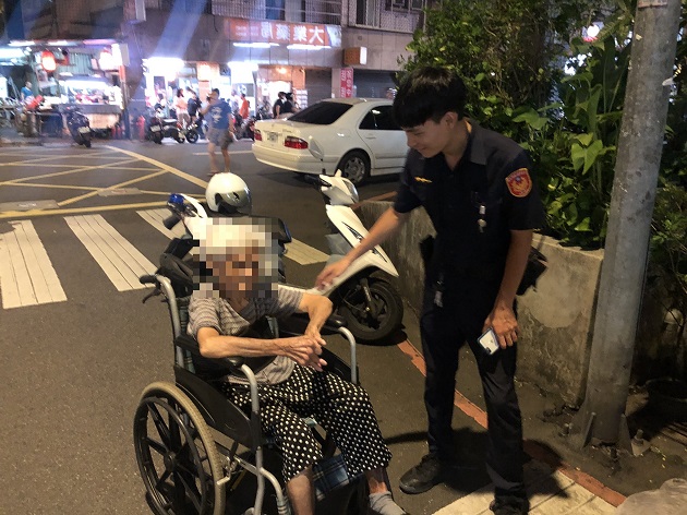 8旬身障婦迷失驚魂 土城警推輪椅送返家 | 文章內置圖片