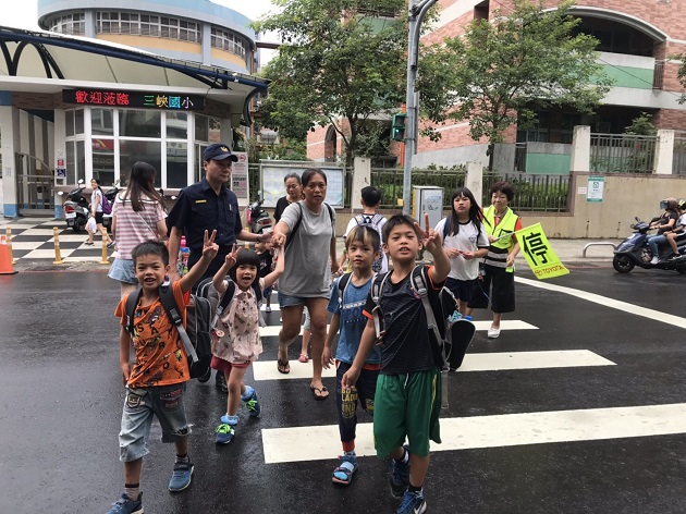 暑假结束开学日 三峡警分局长亲自守护学童上、下学安全 | 文章内置图片