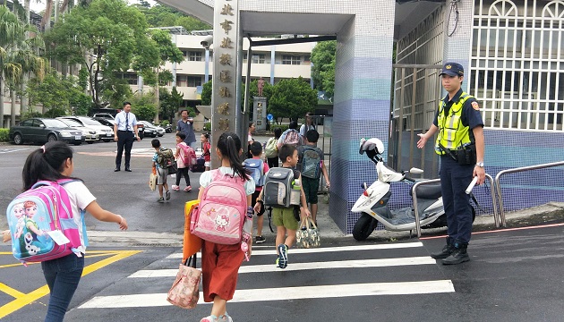 开学日有警陪伴 北投警分局护童超暖心