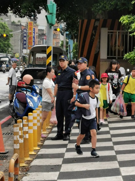 暑假結束開學日 三峽警分局長親自守護學童上、下學安全 | 文章內置圖片
