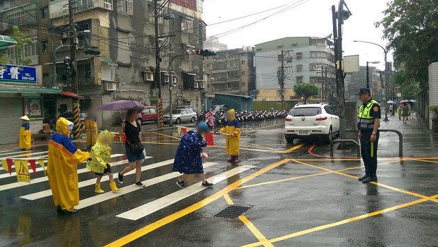 開學日土城警啟動校園安全計畫 波麗士保護揪安心 | 文章內置圖片