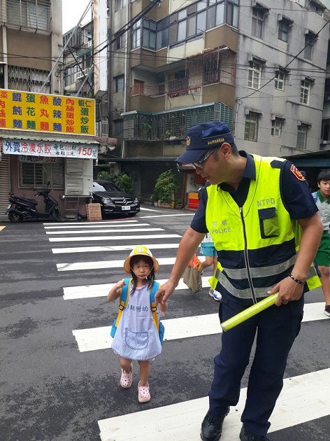 開學日中和分局啟動護童勤務 學童上下學很安心! | 文章內置圖片