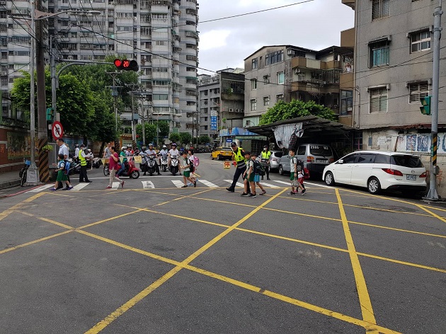 開學日中和分局啟動護童勤務 學童上下學很安心! | 文章內置圖片