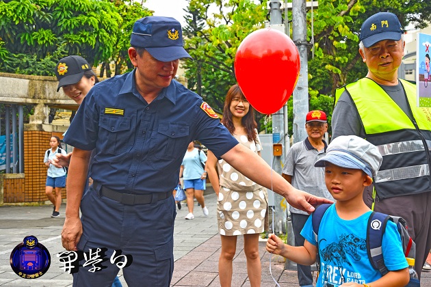 中正二分局萌警娃娃出動，大手牽小手喜迎學童開學，不忘交通安全 | 文章內置圖片