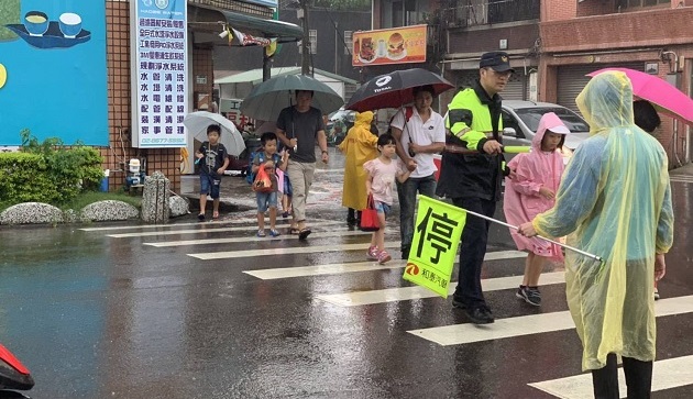 暑假結束開學日 三峽警分局長親自守護學童上、下學安全