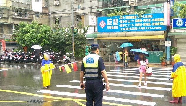 开学日土城警启动校园安全计画 波丽士保护揪安心