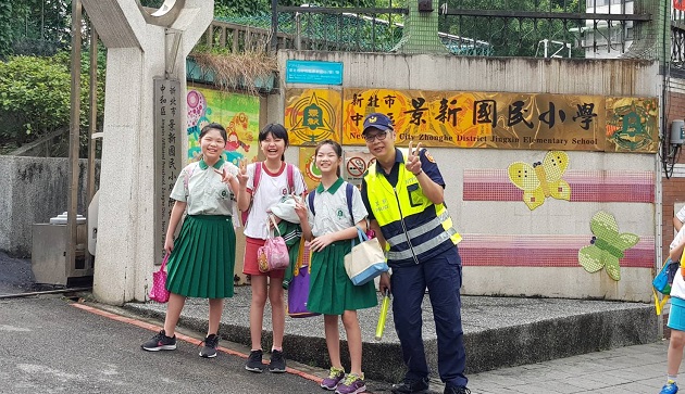 开学日中和分局启动护童勤务 学童上下学很安心!