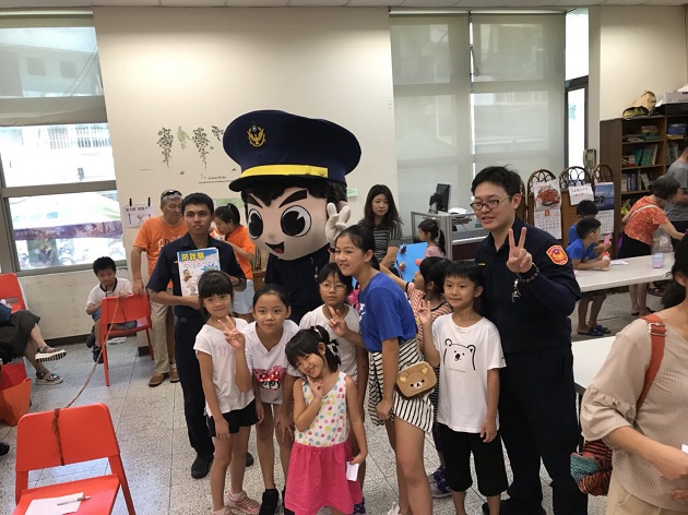 內湖警結合愛心園遊會 宣導交通安全反毒反詐騙 | 文章內置圖片