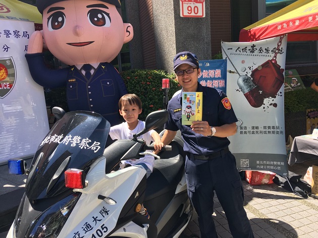 內湖警結合愛心園遊會 宣導交通安全反毒反詐騙 | 文章內置圖片