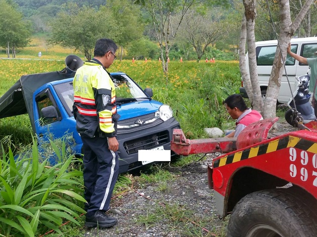 游客至赤柯山赏花车辆发生事故，玉警即时协助解危机 | 文章内置图片