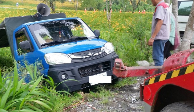 遊客至赤柯山賞花車輛發生事故，玉警即時協助解危機