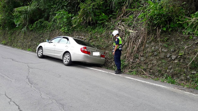 遊客至赤柯山賞花車輛發生事故，玉警即時協助解危機 | 文章內置圖片