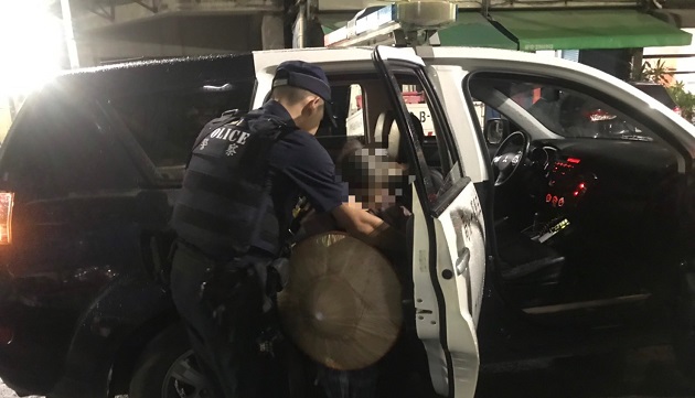 高齡9旬嬤撿回收迷路躲騎樓避雨想就此過夜 熱心警助返家