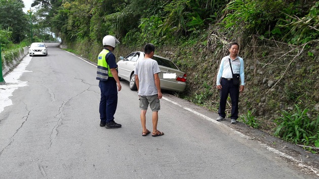 遊客至赤柯山賞花車輛發生事故，玉警即時協助解危機 | 文章內置圖片