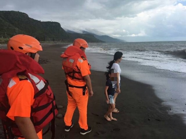 玲玲缓步 法西紧跟在后 海巡吁严防危险长浪 | 文章内置图片