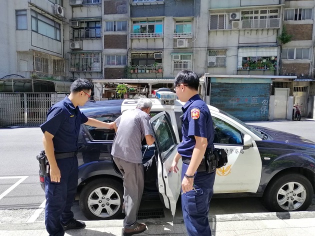 九旬翁訪70年軍中袍澤迷了路 北投暖警30分鐘助相見 | 文章內置圖片