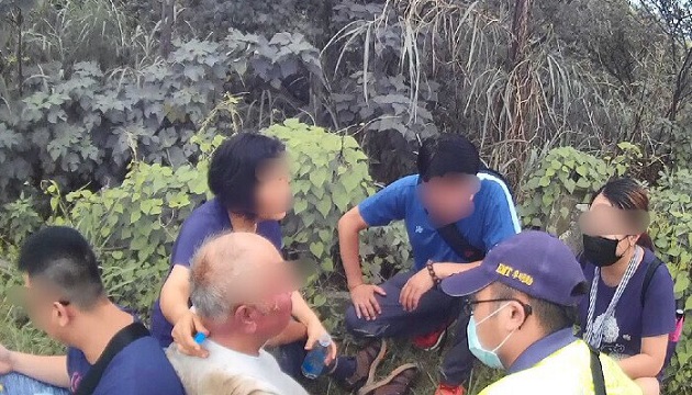 老翁迷途墜稻田 峽警解危助返家