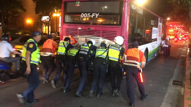 秋節前夕 警民合力「推」出交通順暢 | 文章內置圖片