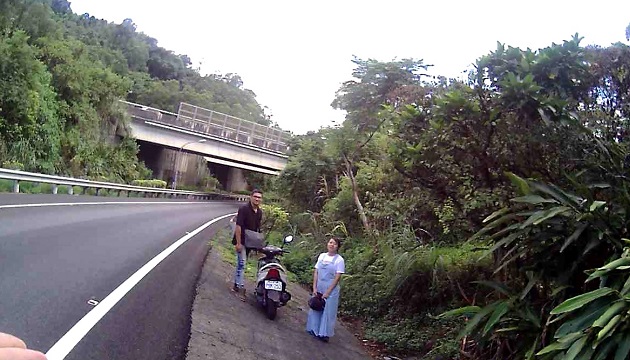 误用导航闯快速道路 员警快速助脱困