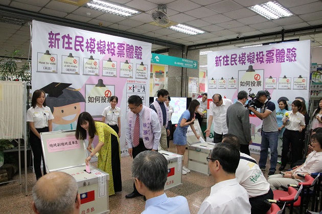 新住民模擬投票 徐國勇化身「一日選務人員」 | 文章內置圖片