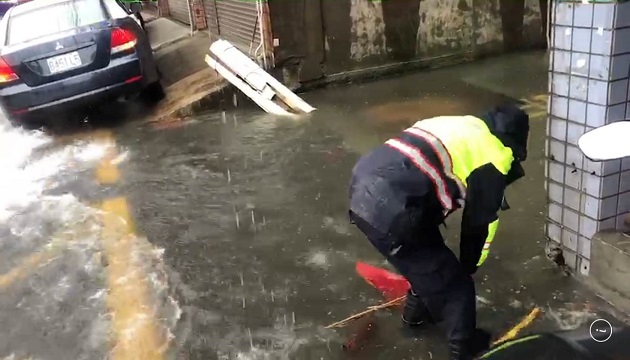 大雨滂沱道路淹水 三峡勇警冒雨交管助排水 