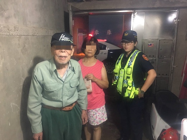 9旬失智老翁夜間路上徘徊 暖警關懷護送返家 | 文章內置圖片