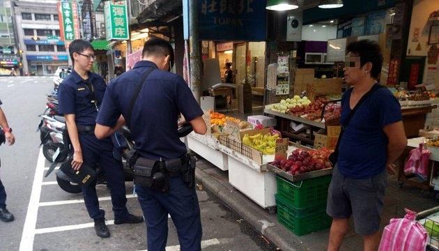 新店警分局執行清道專案 強力清除道路障礙