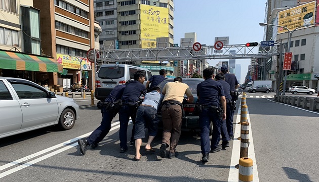 不畏日頭赤焰焰 六警揮汗如流只為了救援民眾