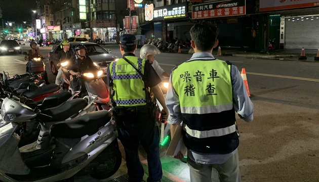 三重警分局、環保局執行夜間聯合稽查，強力取締改裝排氣管汽(機)車 | 文章內置圖片