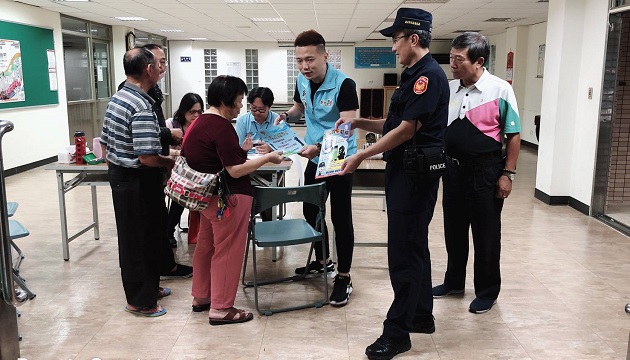 保養老退休金  淡水警重陽敬老對銀髮族宣導反詐騙