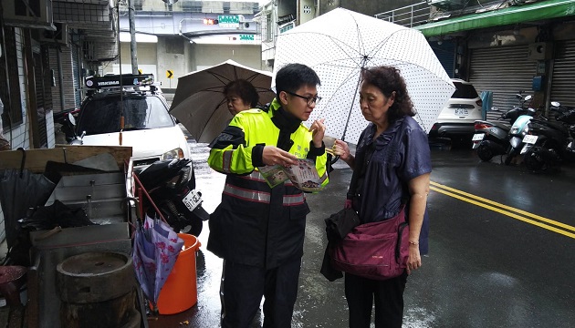 永和警分局利用發放重陽禮金對長者宣導防詐騙 | 文章內置圖片