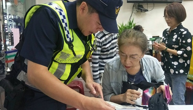 永和警分局利用發放重陽禮金對長者宣導防詐騙 | 文章內置圖片