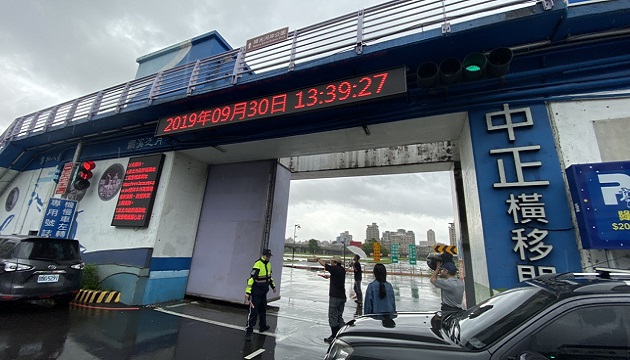 因應中度颱風米塔來襲  永和各橫移門14時關閉