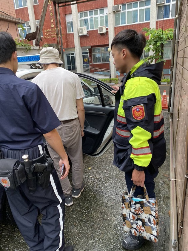 失智男颱風天外出失聯  警指紋辨識風雨中送返家 | 文章內置圖片