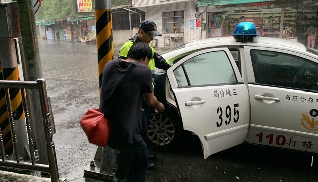 山區訪友遇米塔颱風 三峽暖警協助返家 | 文章內置圖片