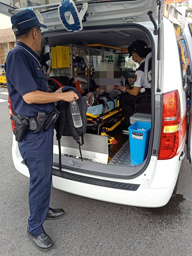 暖警即刻救援  客運車昏倒老翁 | 文章內置圖片