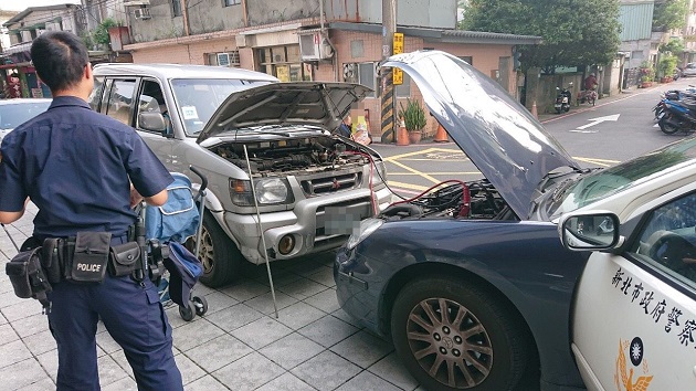 女子買菜車輛不慎「著車」 暖警立即神救援 | 文章內置圖片