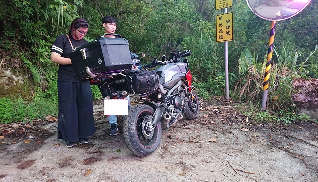 遊客駕大型重機賞花誤入山高路陡產業道路，玉警即時救援，直誇警察好