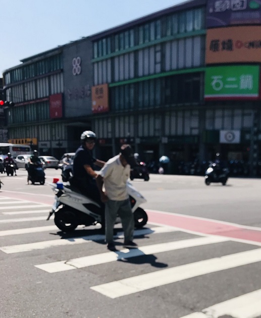 暖警!警察肉身擋車 護9旬老翁過馬路! 路人齊讚:超暖心! | 文章內置圖片